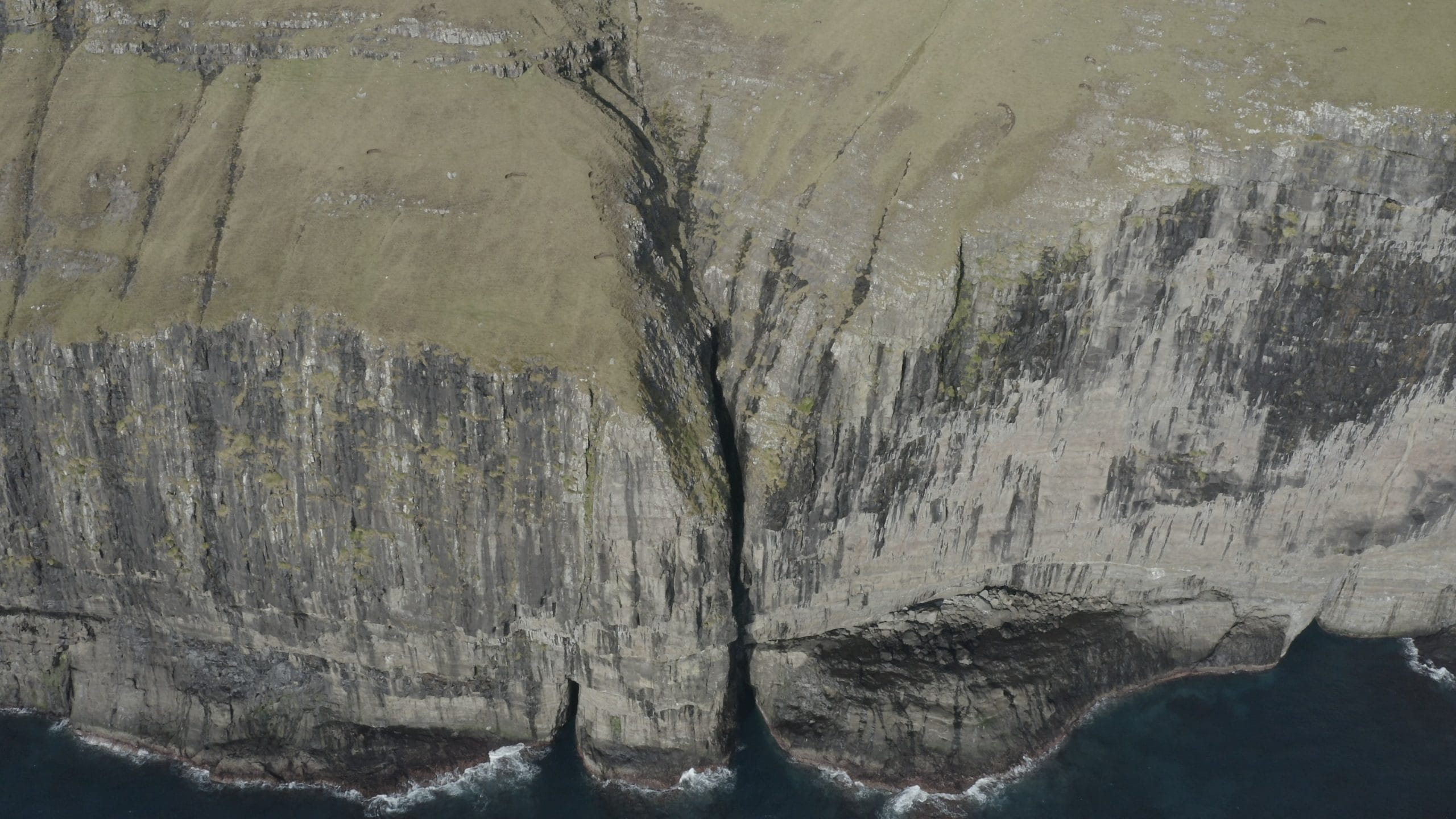 Gjógvin í Skarði - Gorge - (Video) - (Spring)